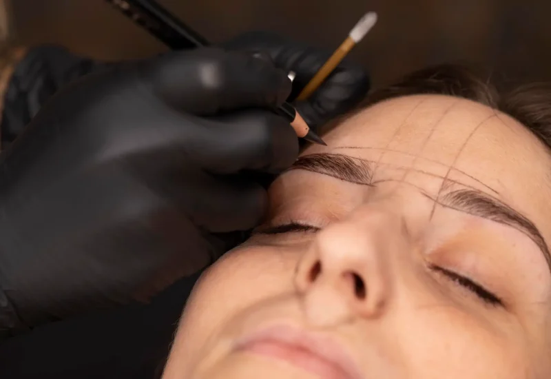 donna-che-si-sottopone-a-un-trattamento-di-microblading